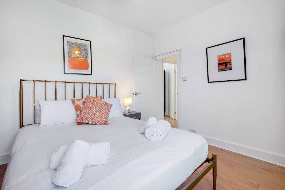 Фото Luxury 3 Bedroom 2 Bathroom House Fulham