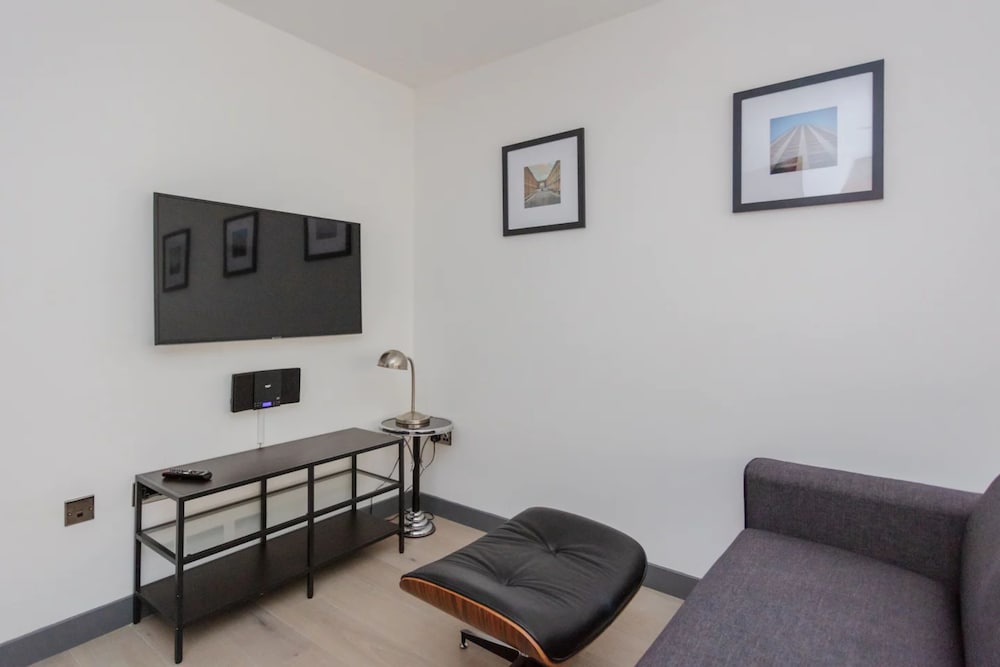 Фото Stylish 1 Bedroom Apartment in Holborn in a Great Location