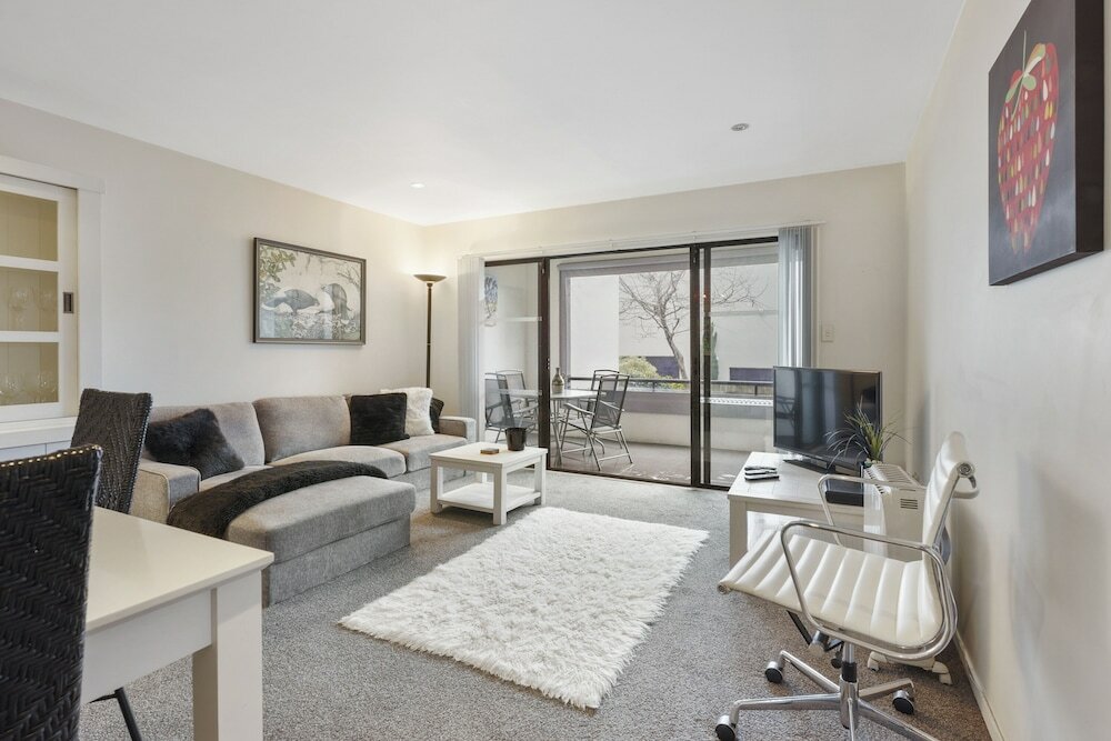 Фото Stylish Central 2br Apt nr Hospital