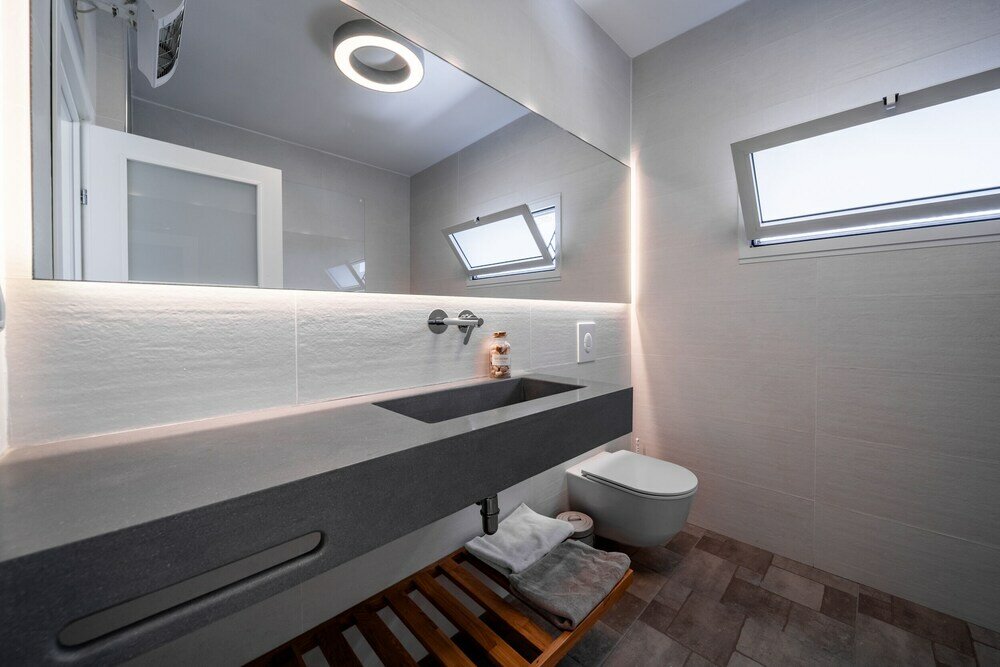 Фото Spacious 4bd House w Pool in Hezliya