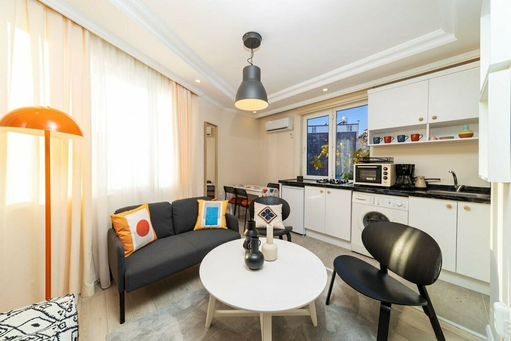 Short-term housing rental Vibrant and Central Apartment in Muratpasa, Antalya, photo