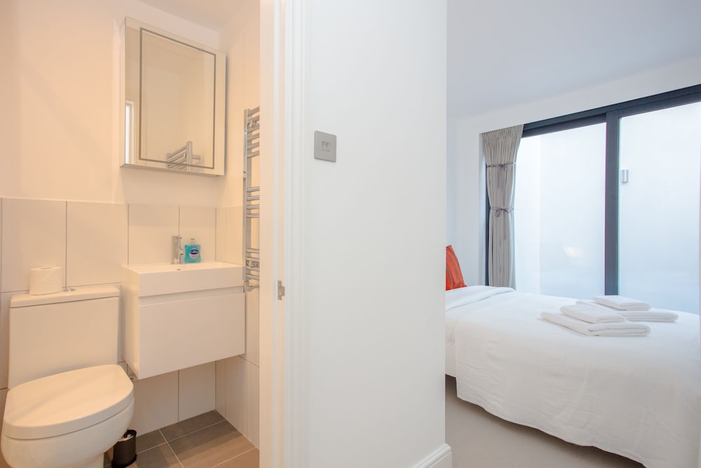 Фото Newly Refurbished Modern 3 Bedroom Apartment in Affluent Fulham