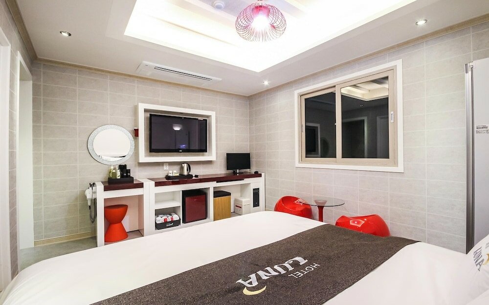 Фото Yeosu Luna Hotel