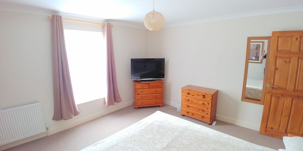 Фото Spacious 3-bedroom House With Superfast Wi-fi