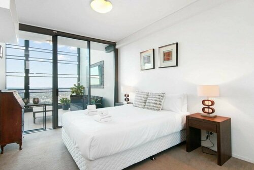 Гостиница Spacious 3 Bedroom Apartment With City and River Views в Брисбене