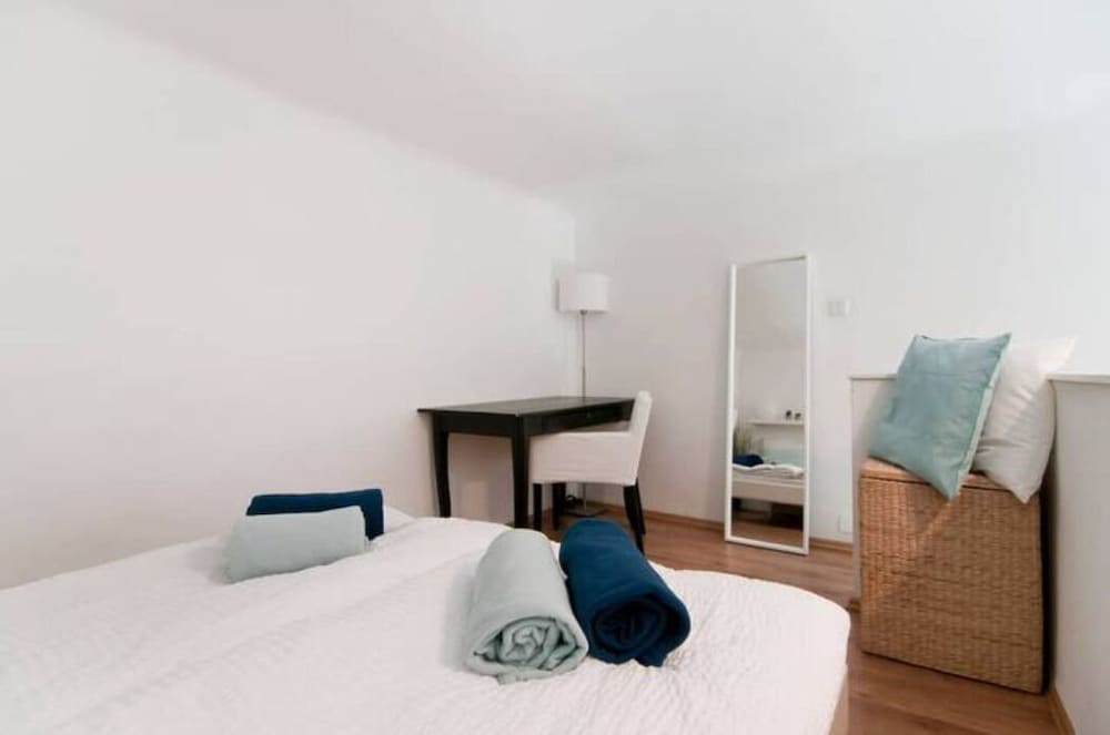 Фото Luxurious and Bright, 5 min walk to city center