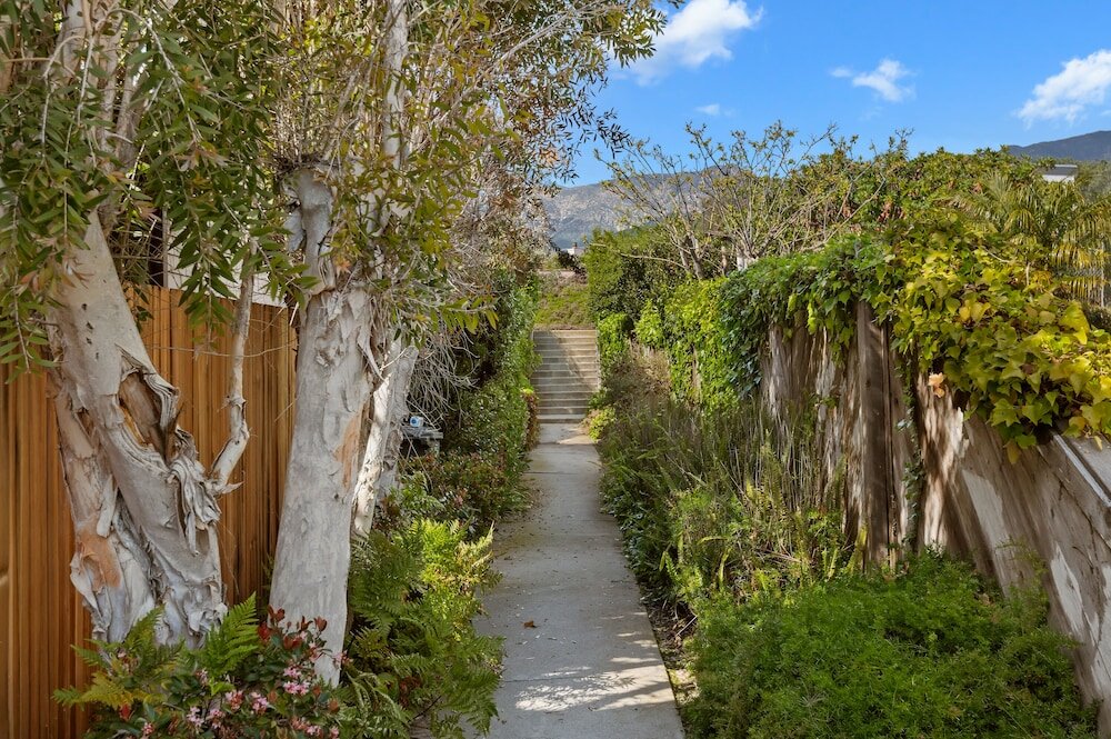 Фото Padaro Midcentury Beach & Garden