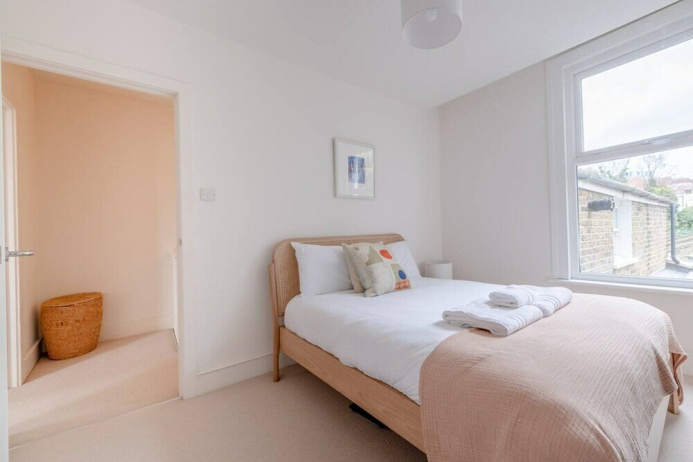 Фото Beautiful Minimalistic 2bd House - Victoria Park