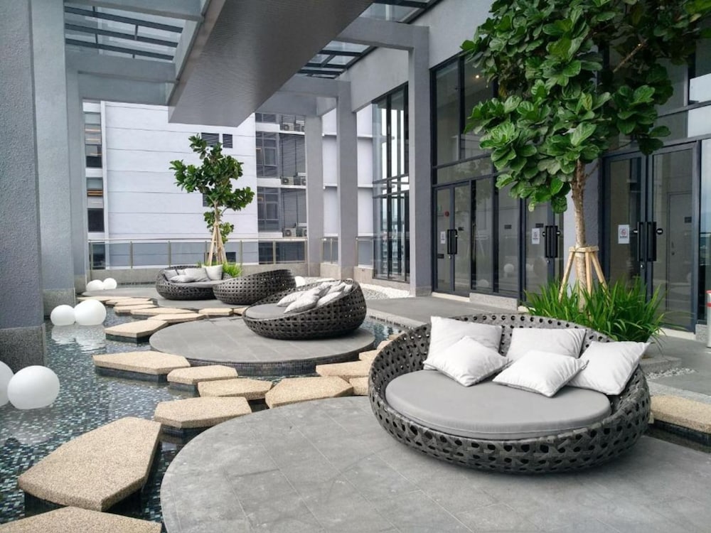 Фото Expressionz Suites by iHost Global