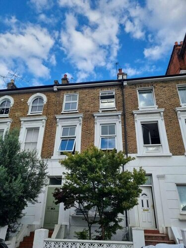 Гостиница Spacious & Renovated 1-bed Garden Flat in London в Лондоне