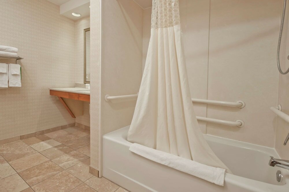 Фото Hampton Inn Grand Rapids-North