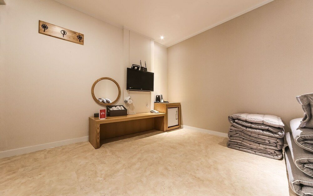 Фото Geojedo Jangseungpo Hotel Carara