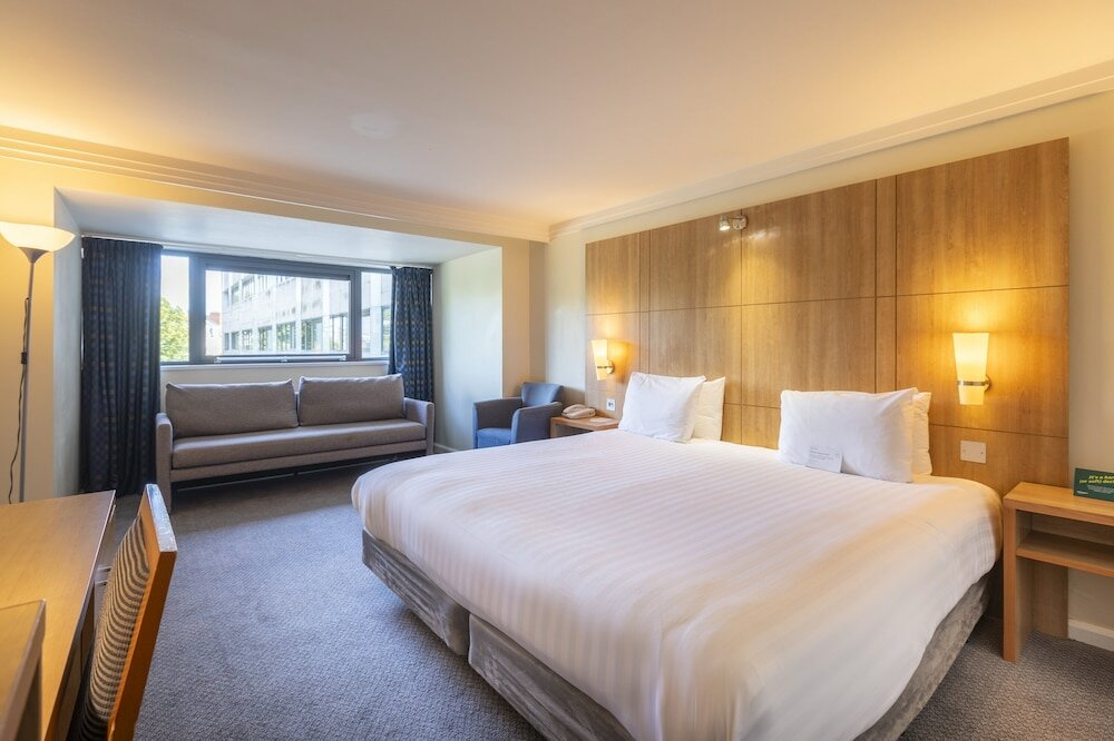 Фото Holiday Inn Cardiff City Centre