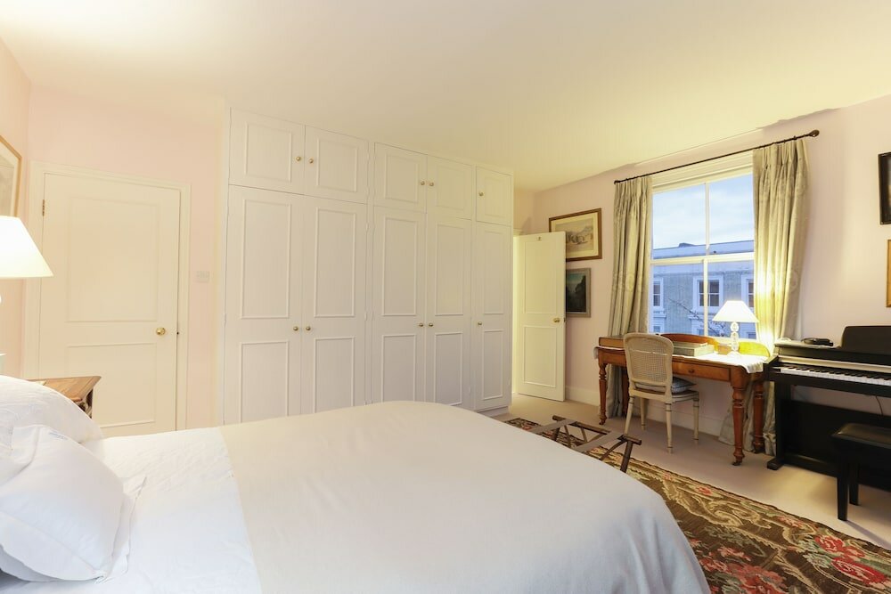 Фото Altido Attractive Chelsea Apartment Sleeps 4