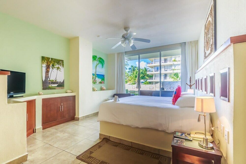 Фото Beautiful Ground Floor Two Bedroom Suite at Ixchel