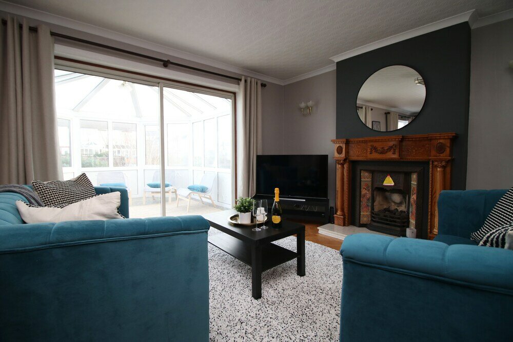 Фото Becky's Bungalow by Tŷ Sa - New Sleeps 8