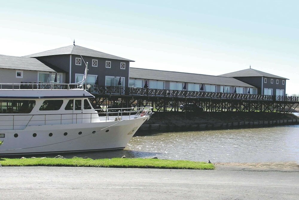 Фото Howard Johnson by Wyndham San Pedro Resort & Marina