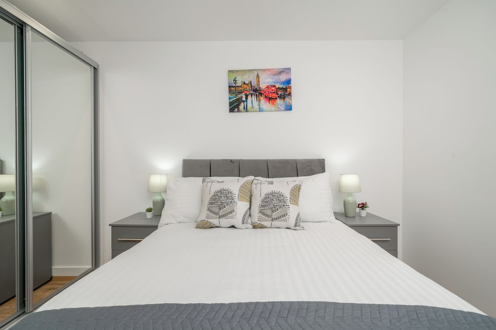 Фото Skyvillion - Woolwich 2-Bed Apartments