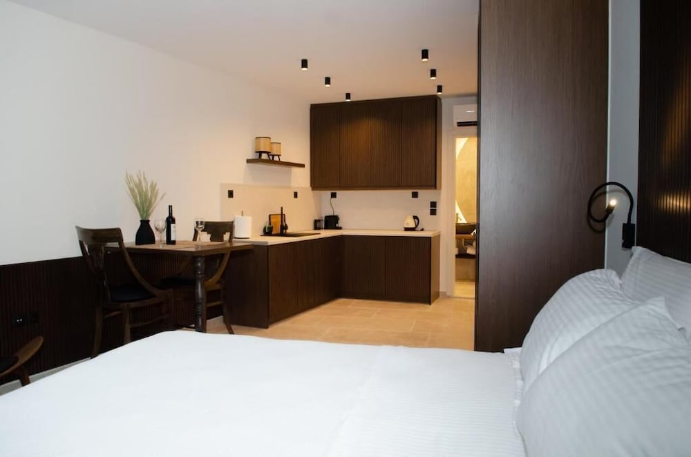 Фото Leone Suites