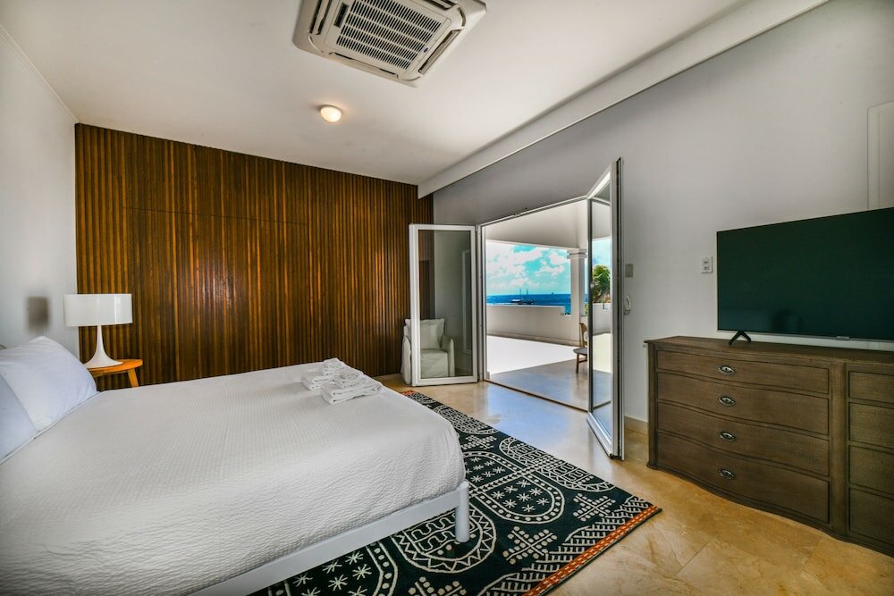 Фото Beach Front Luxury Villa! Boca Catalina Malmok!