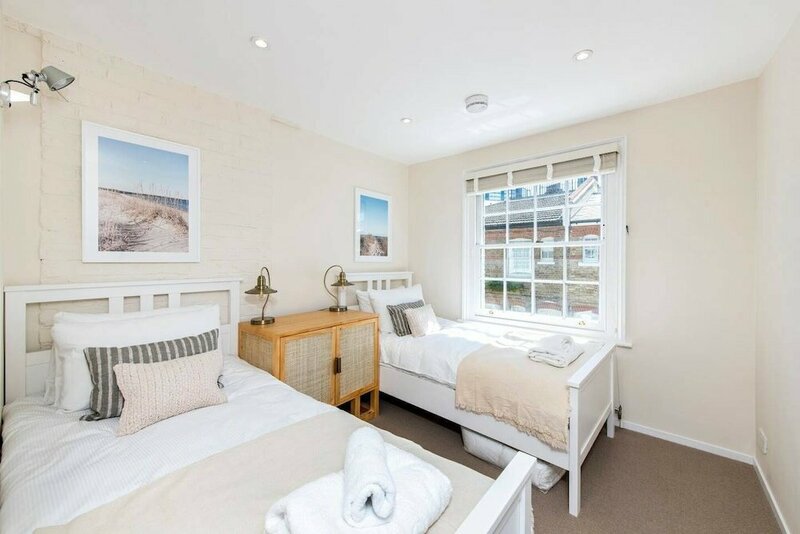 Гостиница Divine 3 Bed Mews-house Battersea в Лондоне