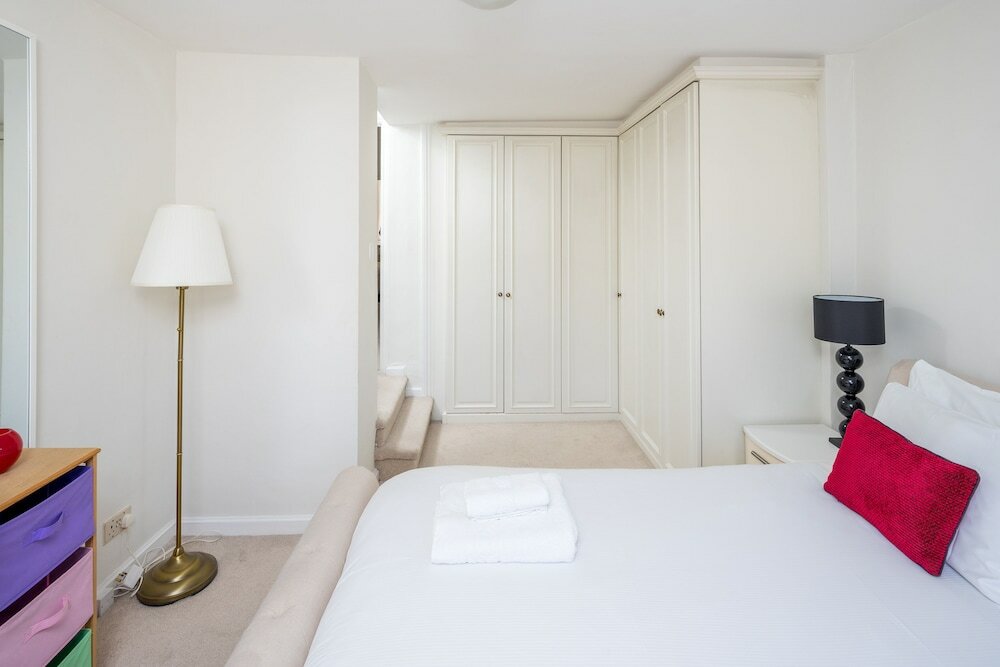 Фото Altido Social Distancing for 4 in Earl's Court