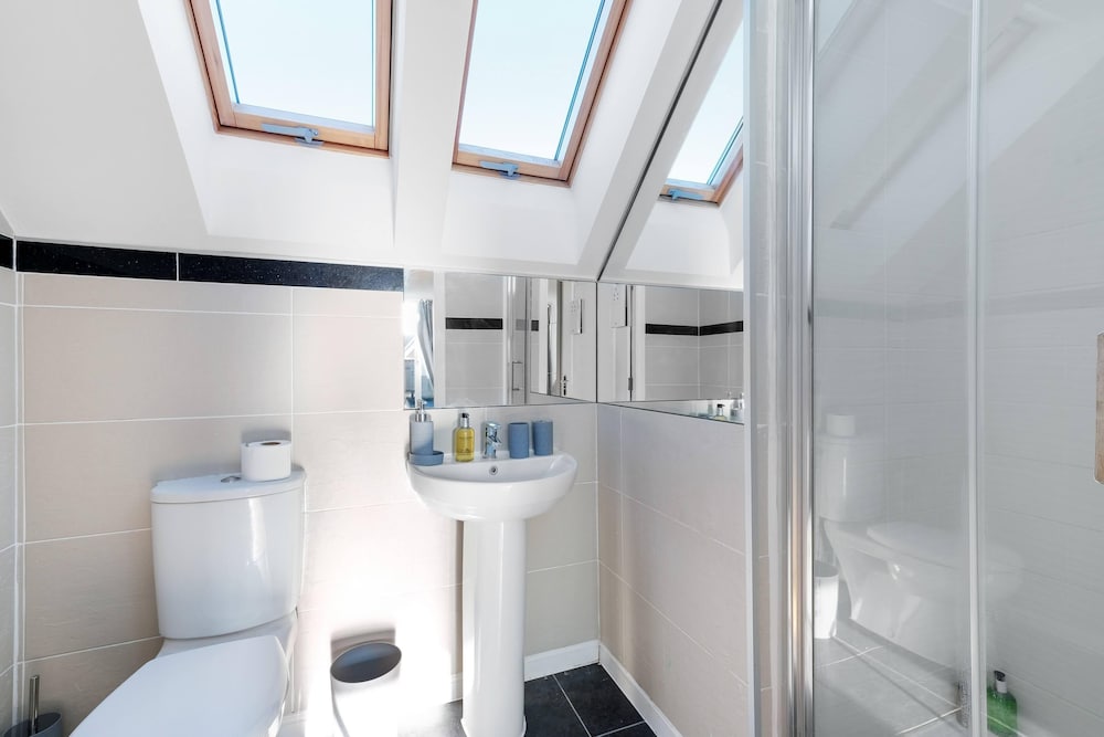 Фото Lindsey Serviced 4 Bedroom 2 Bath house