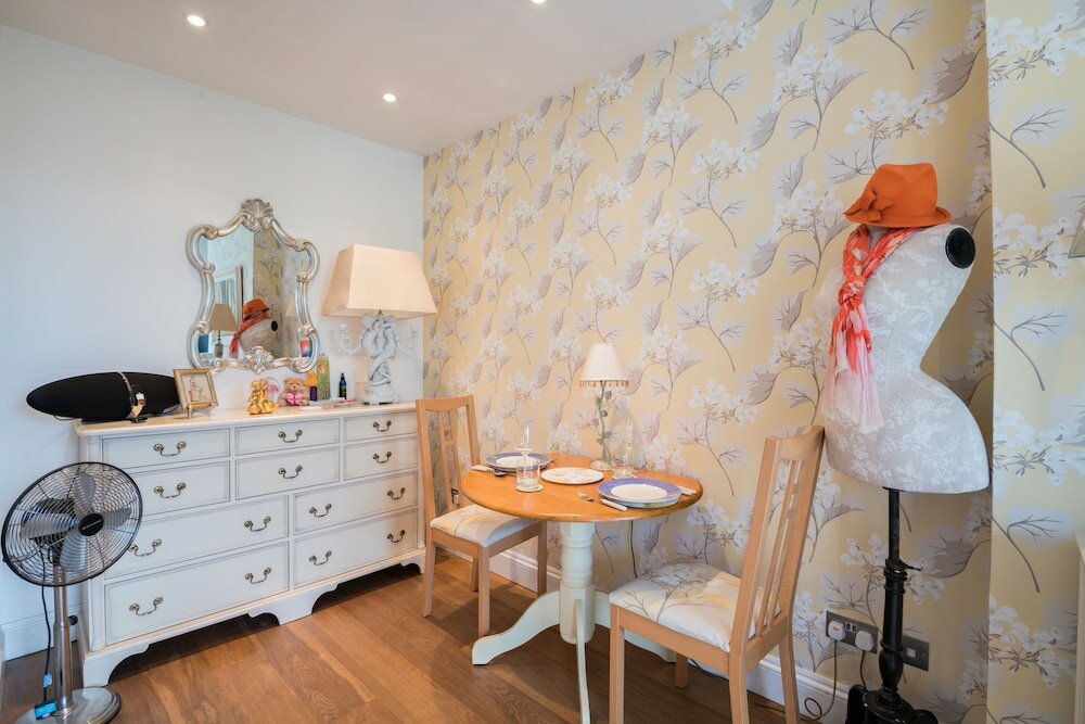 Фото Charming Chelsea Home by the River Thames