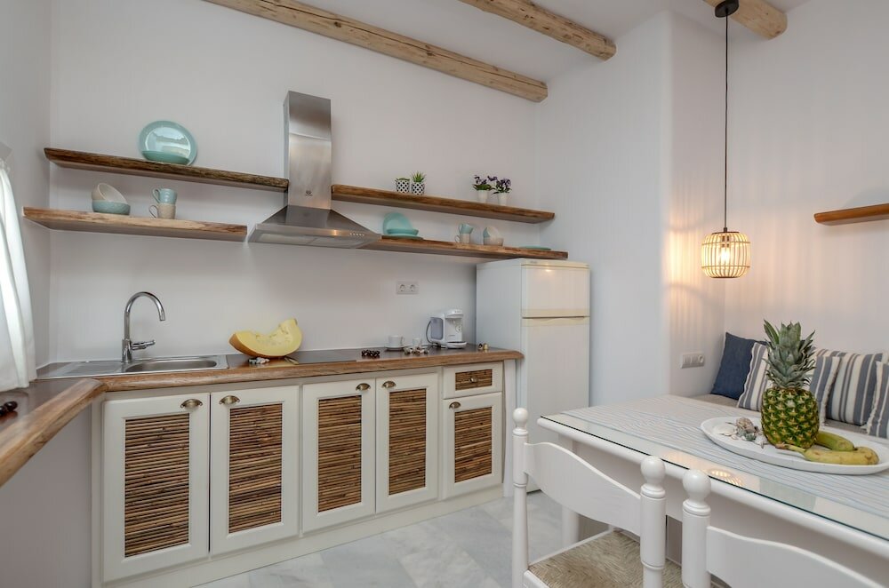 Фото Birikos Studios & Apartments