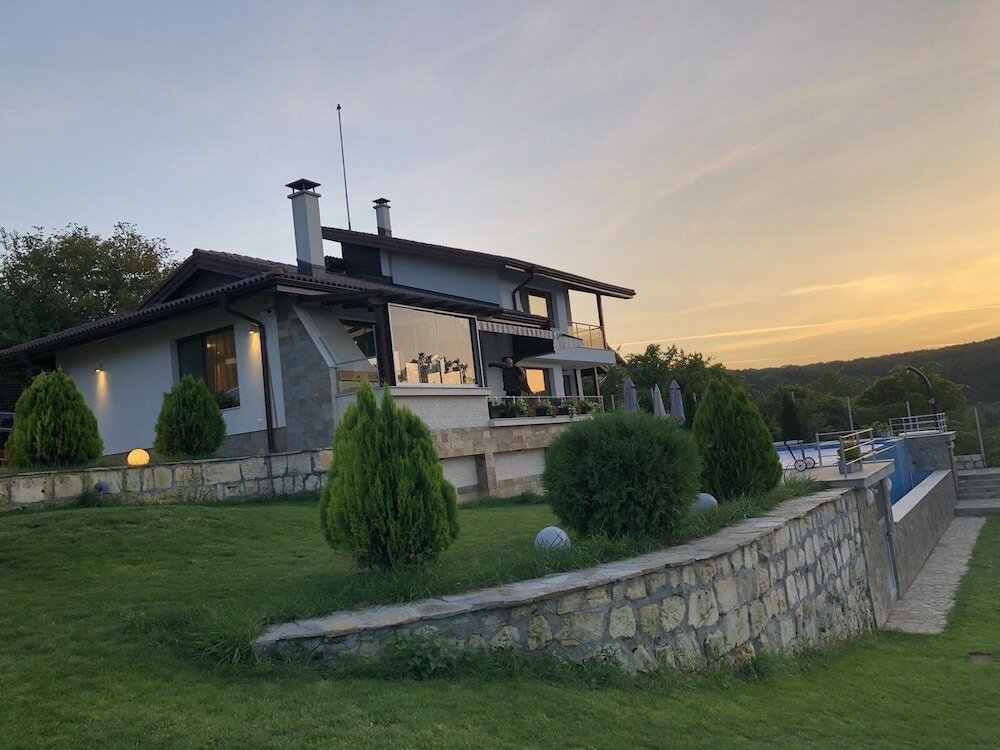 Фото Luxurious Sunset Villa with Pool