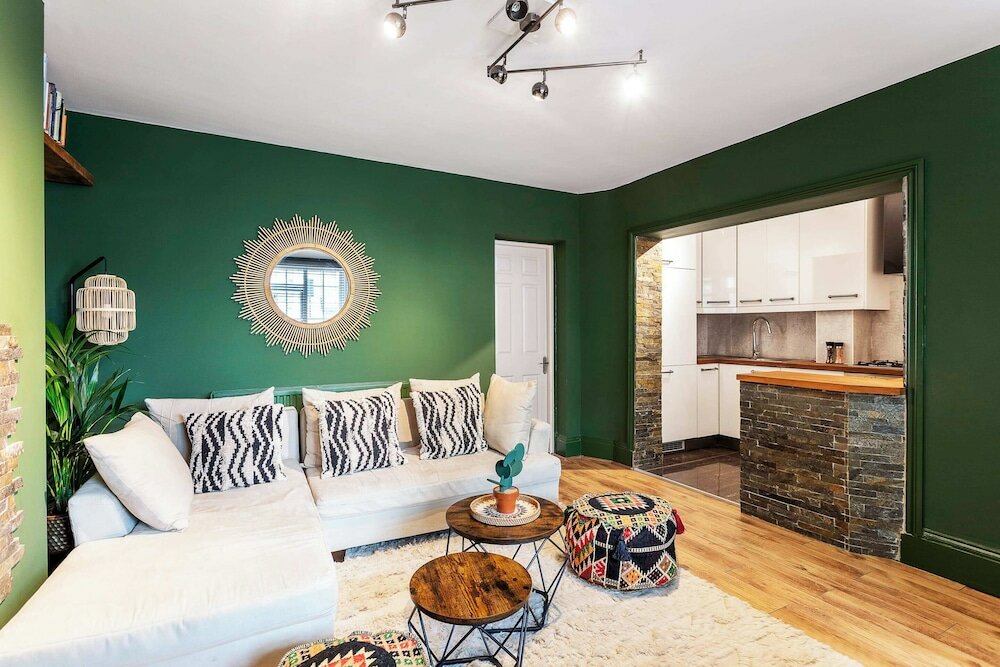 Фото Chiswick Gem: Stylish 1-bed Flat for Modern Living