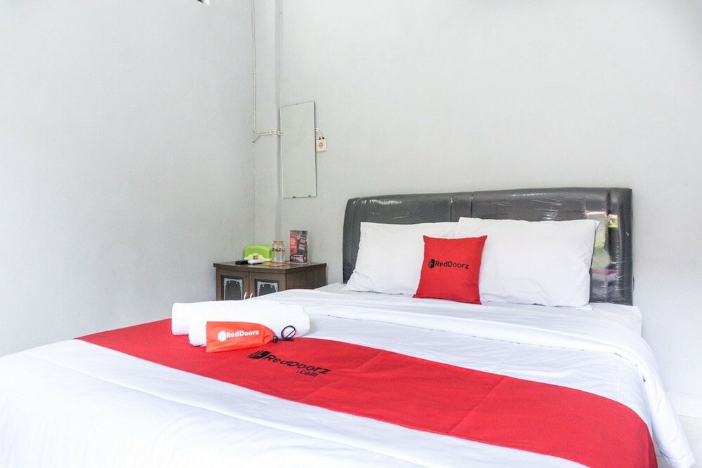 Фото RedDoorz @ Wr Supratman Pacitan