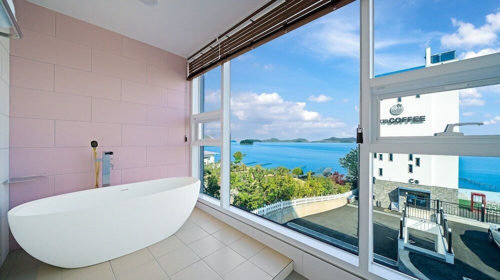 Фото Yeosu Riaeddo Poolvilla Pension