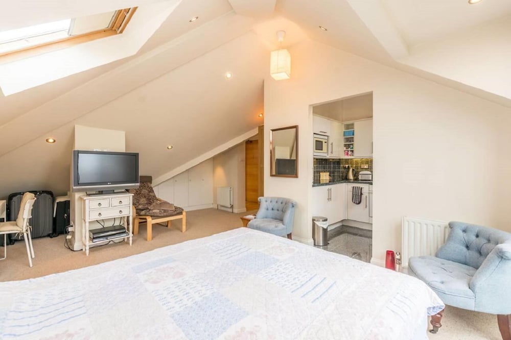 Фото Adorable Studio in Maida Hill