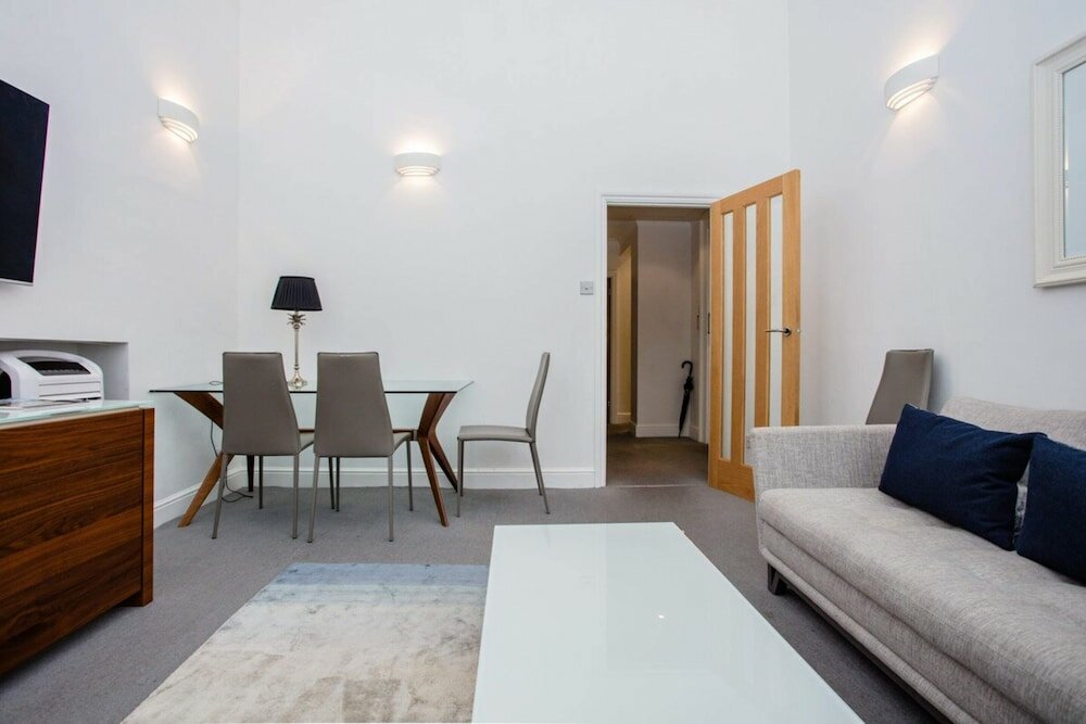 Фото Cozy 1 Bedroom Apartment near Harrods, Knightsbridge