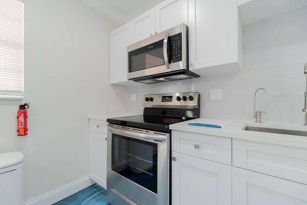 Фото Beachy Blues Apt A, Downtown, Shops, Cafes & Beach, Dog Friendly