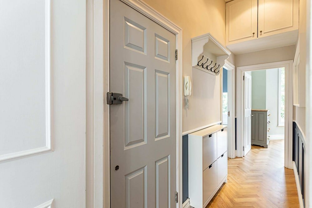 Фото Newly Renovated Two Bedroom Kensington Flat