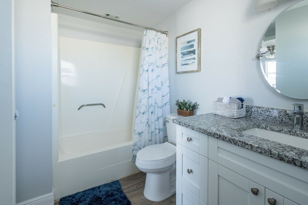 Фото Sleeps 6 Hot Tub Fenced Yard Cozy Chic