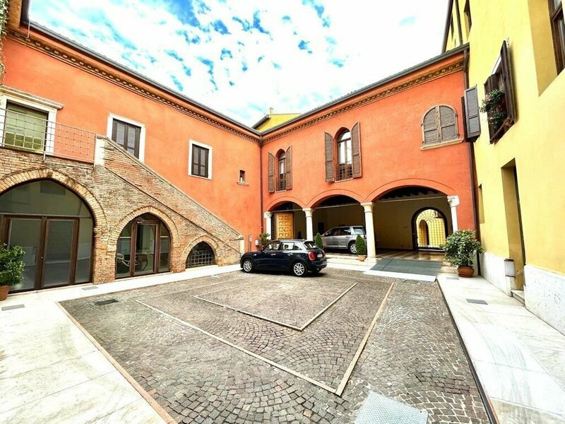 Апартаменты Large modern 2-storey house in the heart of Verona в Вероне