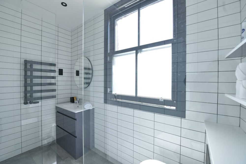 Фото Contemporary 2 Bedroom Apartment on Columbia Road