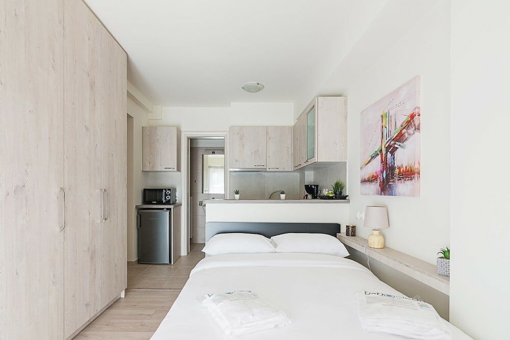 Фото Modern Athens Studio by Cloudkeys