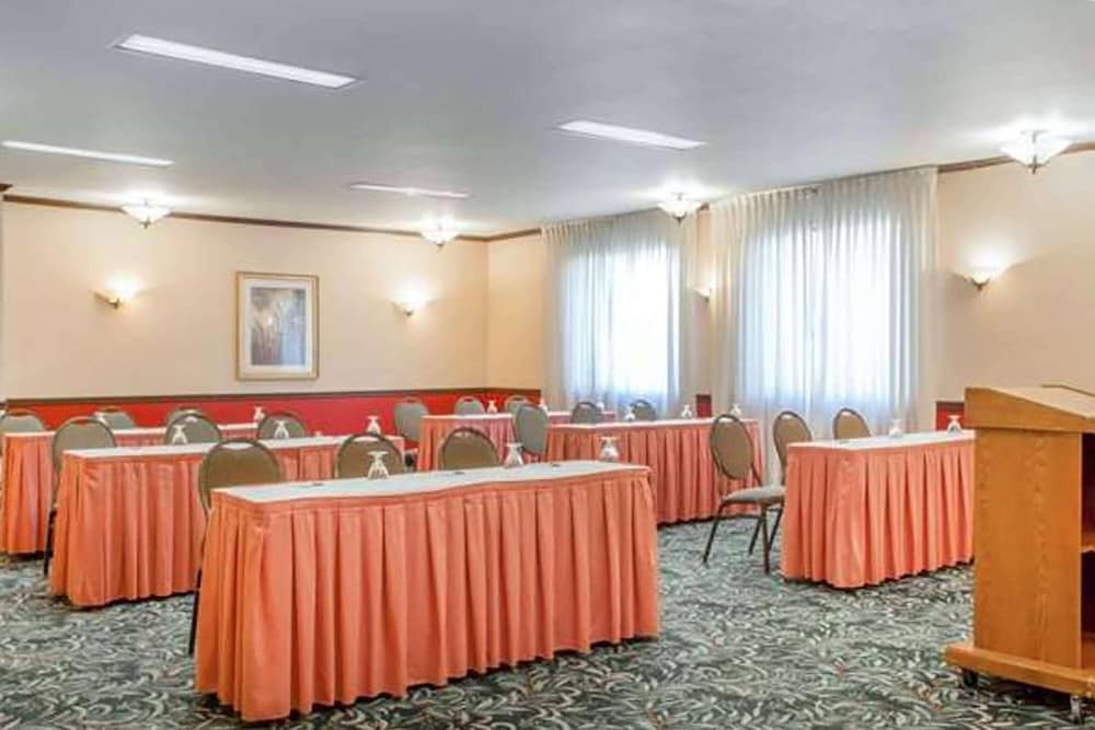 Фото Baymont by Wyndham South Holland