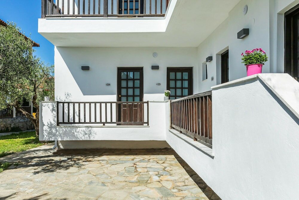 Фото Eleon Suites & Apartments