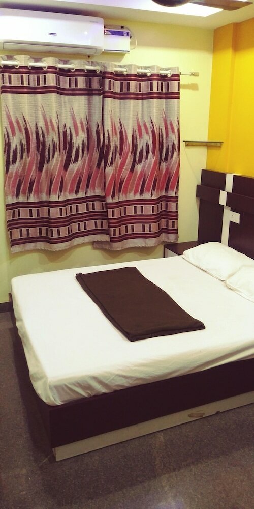 Фото S R Guest House