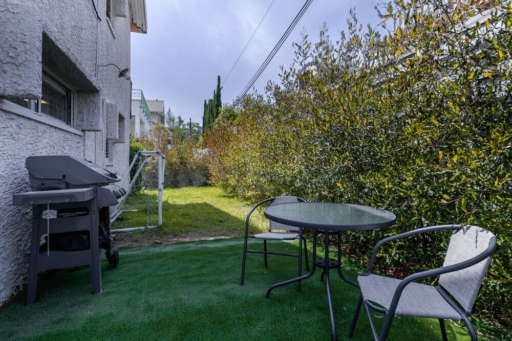 Фото Spacious 4bd House w Pool in Hezliya