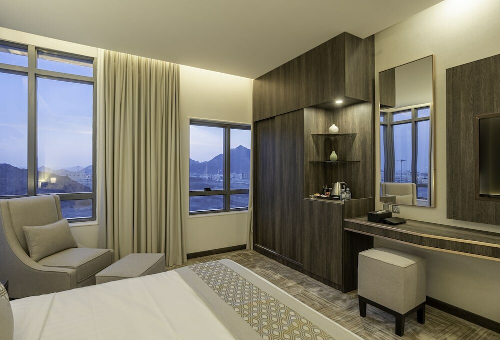 Фото The Seasons Hotel