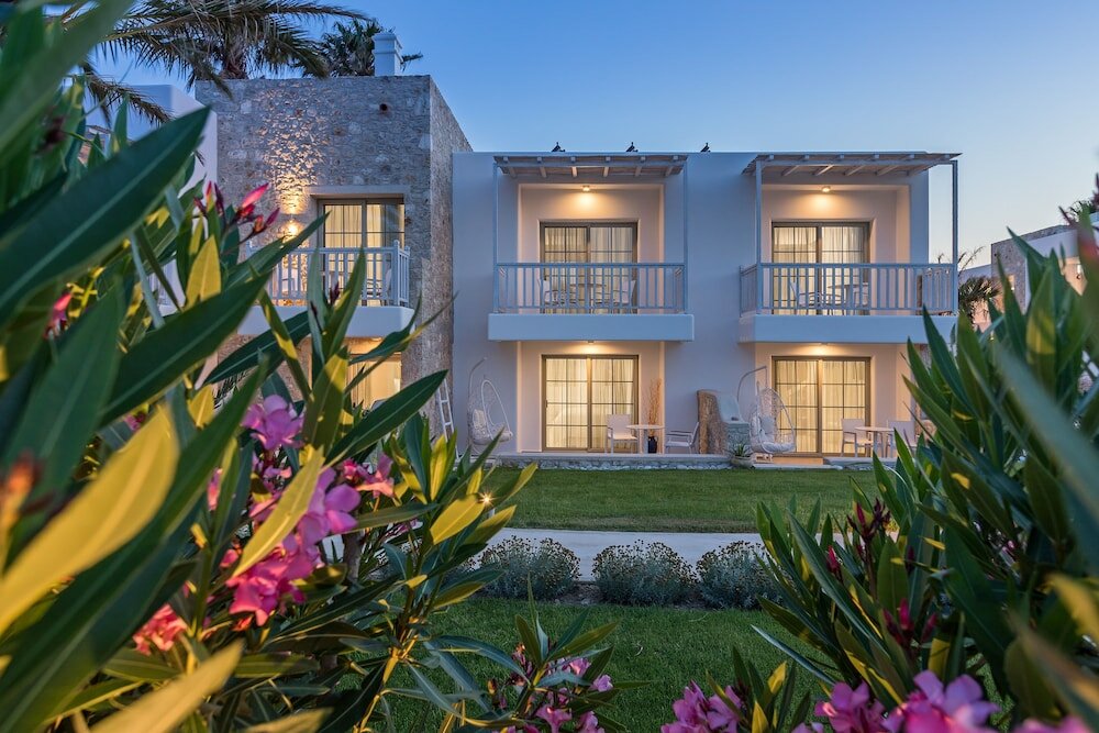 Фото White Pearls Luxury Suites - Adults Only