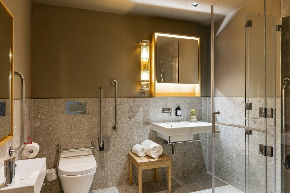 Фото Locke At Broken Wharf