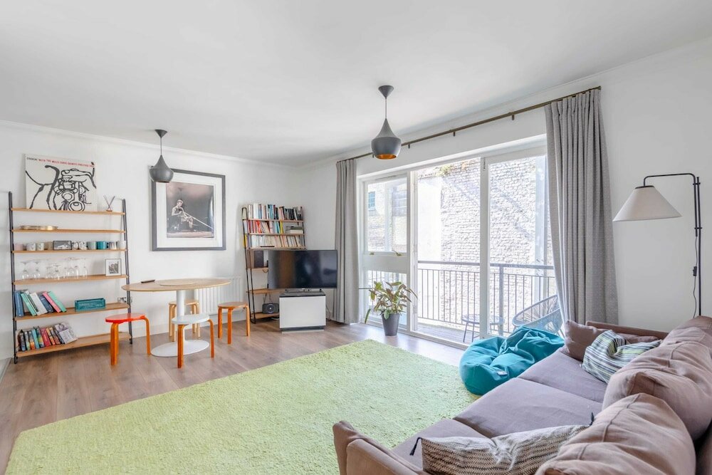 Фото Light & Modern 2bd Flat With Balcony - Brick Lane