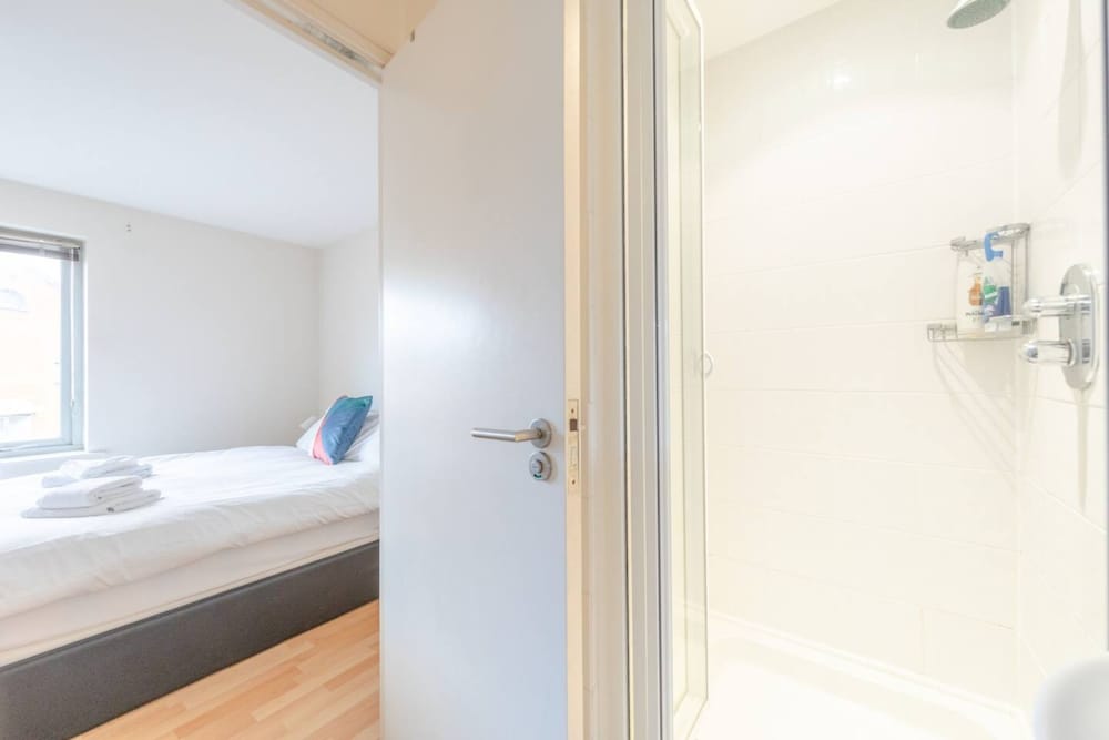 Фото Spacious 2 Bedroom Apartment Near White City